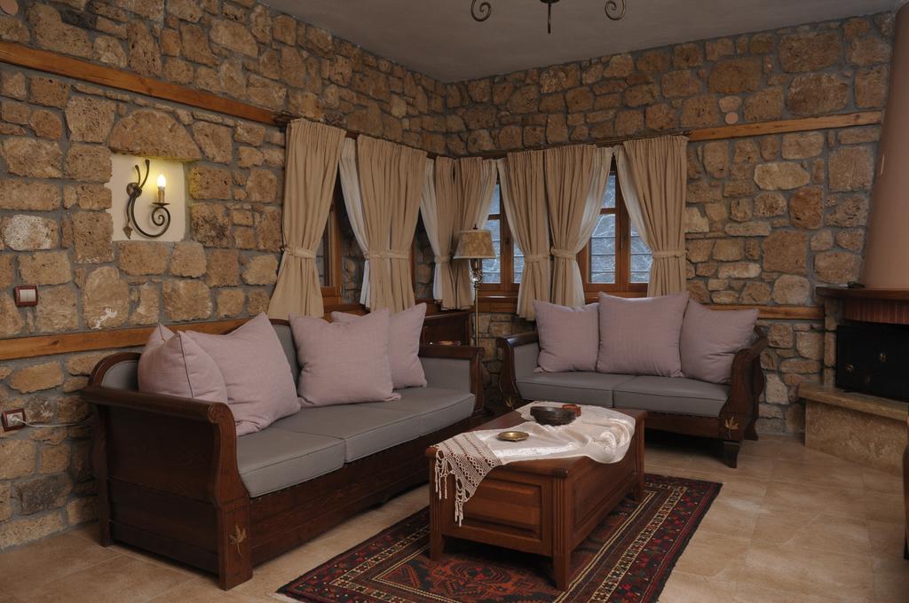 Roes Suites Káto Loutrákion Exterior foto