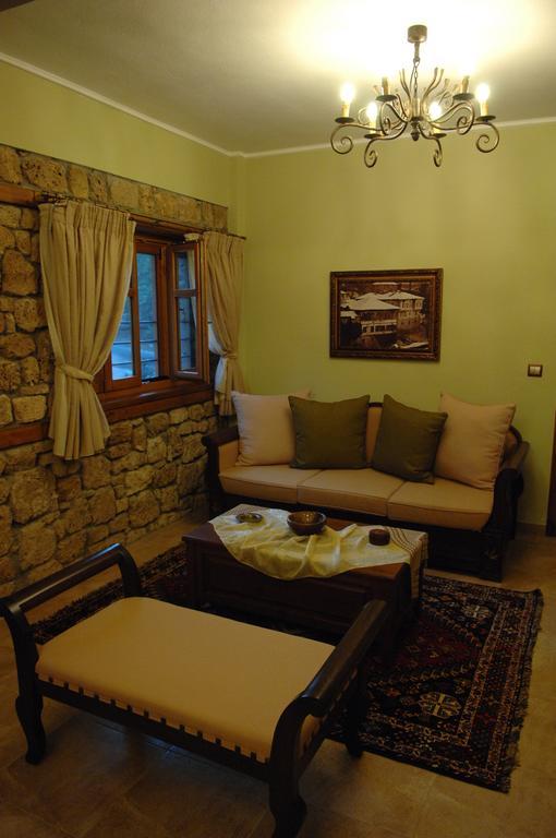 Roes Suites Káto Loutrákion Exterior foto